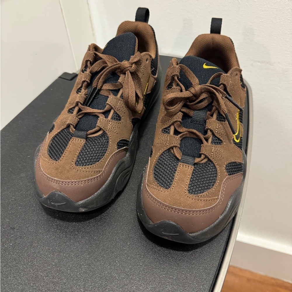 LIKE NEW Nike sneakers for sale